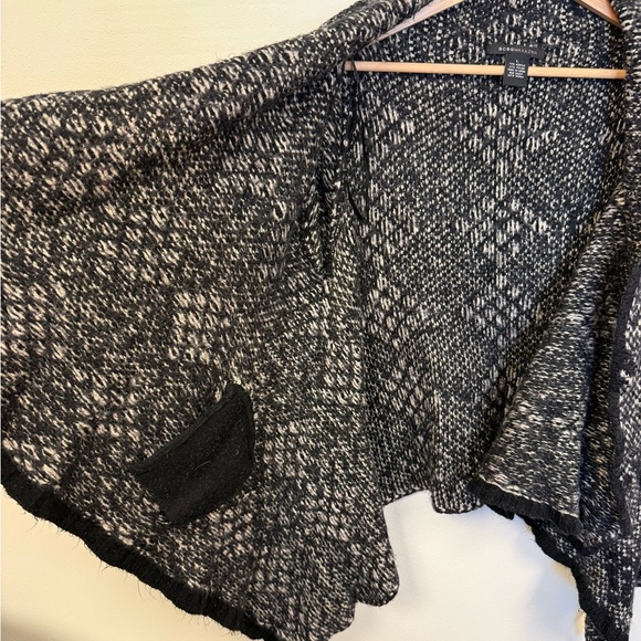 BCBGMaxAzria Gray & Black Geometric Boho Long Sleeve Cardigan Sweater Pockets L - Picture 8 of 12